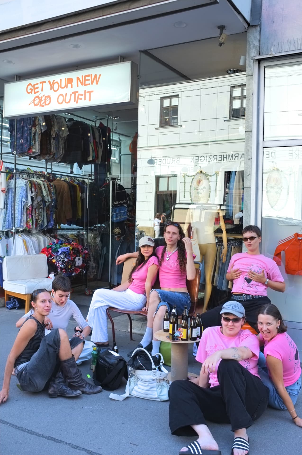 Community vor dem Store beim ersten Pop-Up