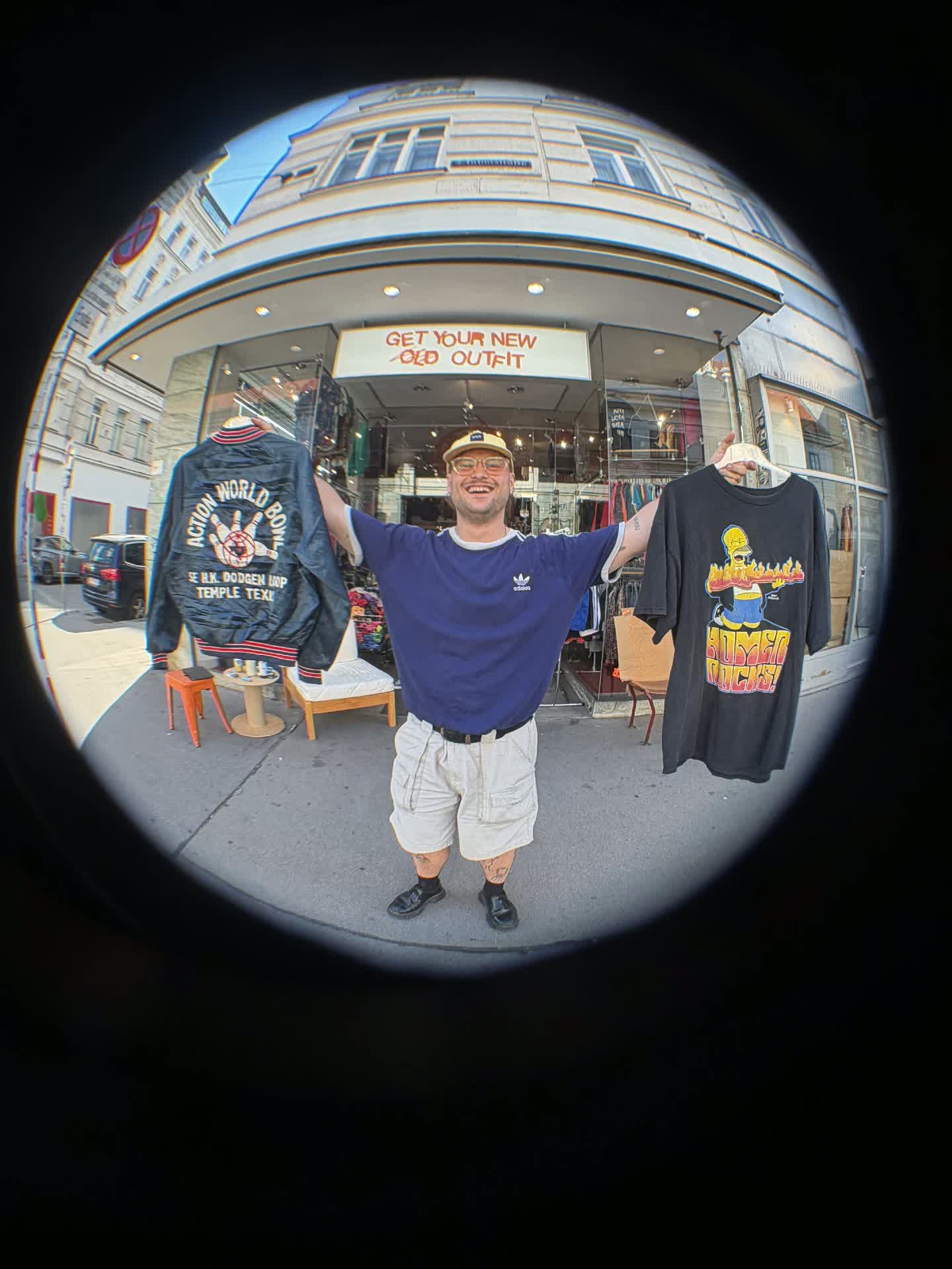 SAME SAME Inhaber präsentiert Vintage-Teile vor dem Store in der Taborstraße, Wien